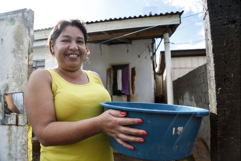 Marli costuma reservar água em recipientes quando fica sabendo de cortes no fornecimento | Henry Milleo/ Gazeta do Povo