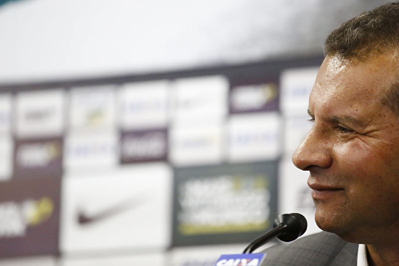 Celso Roth admite não cobrar reforços para o Brasileiro: desde 2005, o Coxa não apostava em um treinador de "grife" | Felipe Rosa/ Tribuna