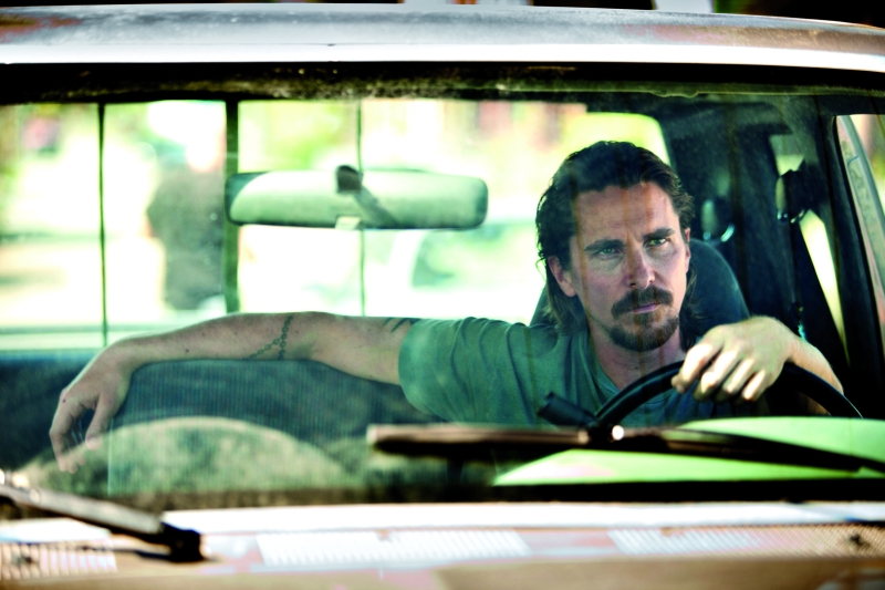 Christian Bale é Russell Baze, um metalúrgico forçado a fazer justiça com as próprias mãos | Divulgação