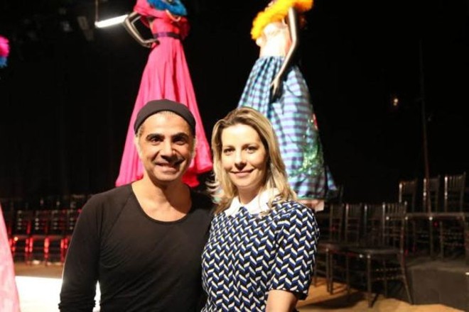 A empresária e jornalista Débora Mateus esteve na São Paulo Fashion Week com o estilista Fause Haten, estilista conhecido por realizar as apresentações mais conceituais e surpreendentes da semana de moda | 