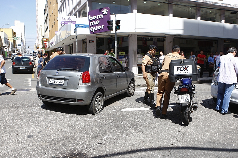 Acidente entre uma moto e um carro no Centro de Curitiba acabou em confusão na manhã desta terça-feira (8) | Jonathan Campos / Agência de Notícias Gazeta do Povo