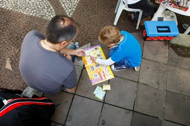 Todo mundo empenhado em completar o álbum da Copa | 