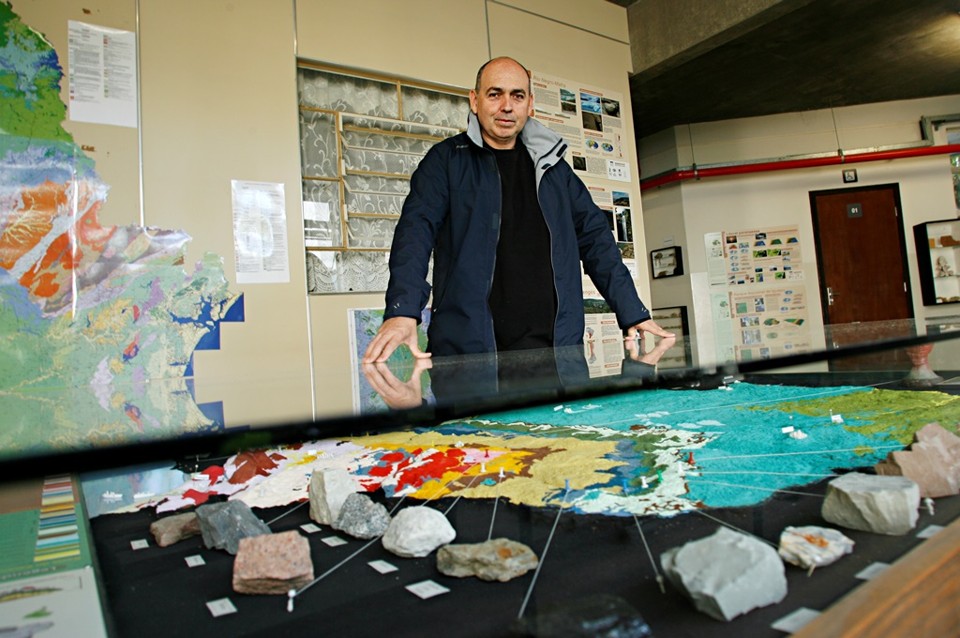 O professor Antonio Liccardo é um dos idealizadores do museu criado no câmpus da Universidade Estadual de Ponta Grossa. | Josué Teixeira / Gazeta do Povo