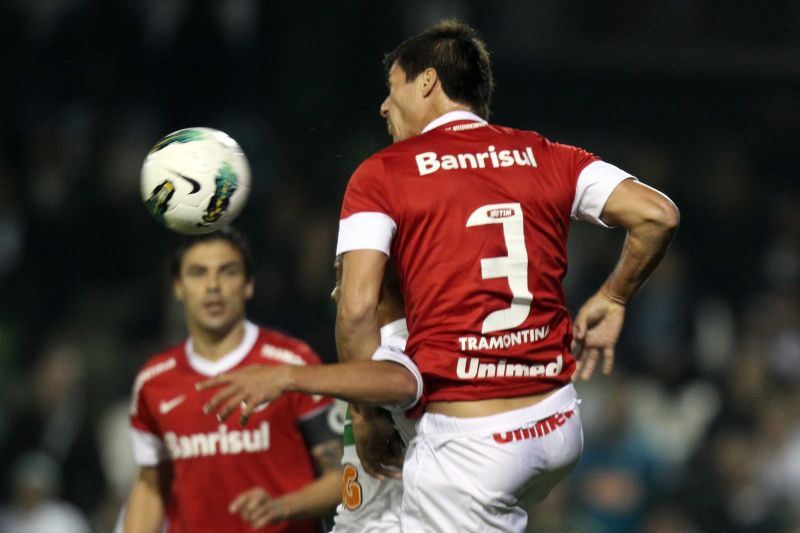 Zagueiro Índio em ação pelo Inter contra o Coritiba em partida pelo Brasileiro de 2012 | Walter Alves / Gazeta do Povo