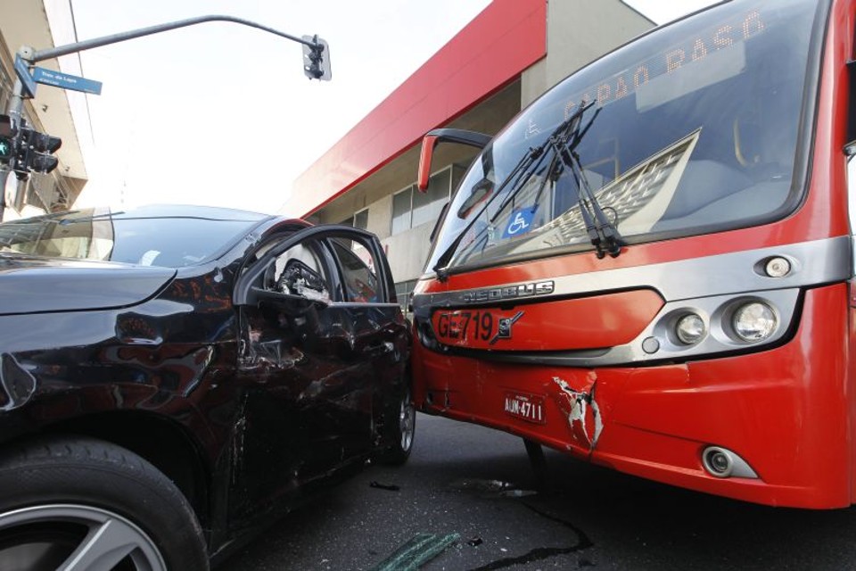 Biarticulado e automóvel bateram na esquina da Travessa da Lapa com a José Loureiro | Luis Henrique Sciamanna/Agência de Notícias Gazeta do Povo