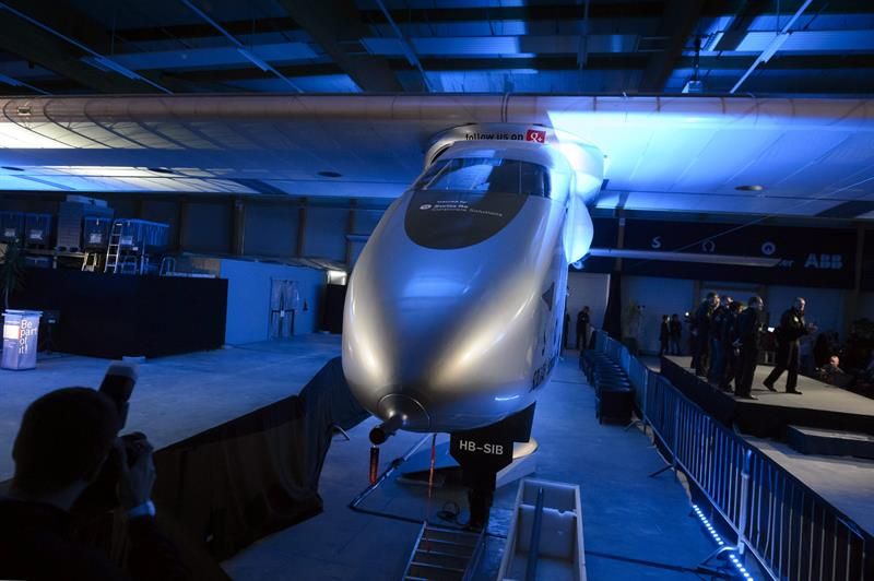 O avião tem grandes "asas" de 72 metros de envergadura - as de um Boeing 747 jumbo medem 68,5 metros - e é coberto por uma fina camada de fibra de carbono que abriga 17.248 células fotovoltaicas | EFE / Laurent Gillieron