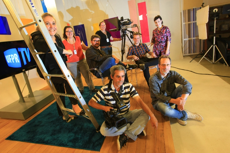 Equipe que criou o site reunida: Shakespeare na nossa língua e com acesso ilimitado | Ivonaldo Alexandre/Gazeta do Povo