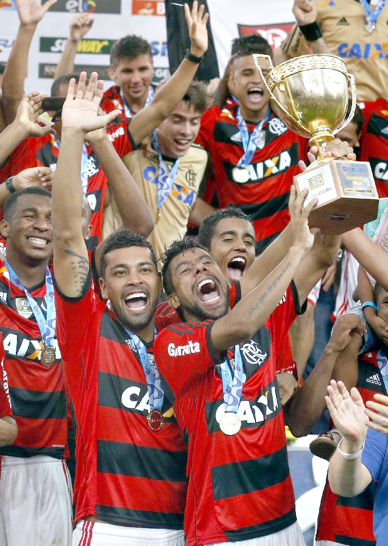Ao lado dos companheiros, Léo Moura levanta a taça do título | Pilar Olivares/ Reuters