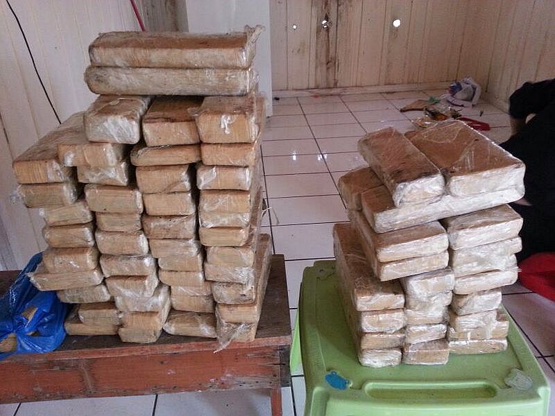 A droga e os detidos foram encaminhados à Superintendência da Polícia Federal (PF), no bairro Santa Cândida | Polícia Militar do Paraná/ Divulgação