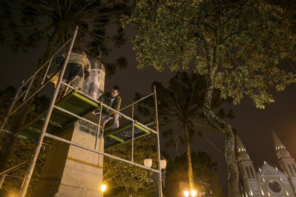 Estátua é recolocada no pedestal na Praça Tiradentes, no Centro de Curitiba | Marcelo Andrade/Agência de Notícias Gazeta do Povo
