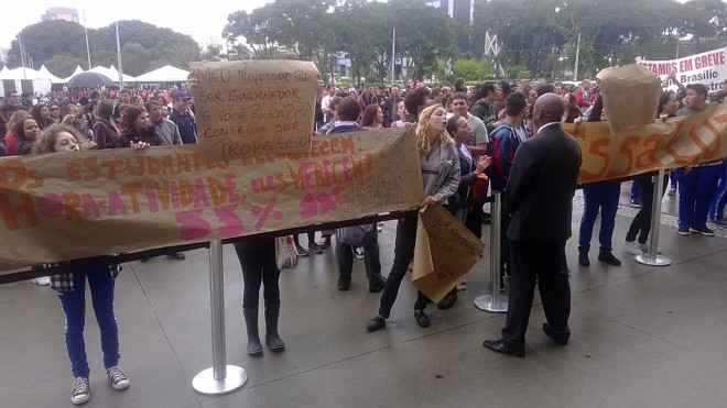 Seguranças do Palácio Iguaçu mantém grevistas fora da área interna do prédio durante o início da greve dos professores |