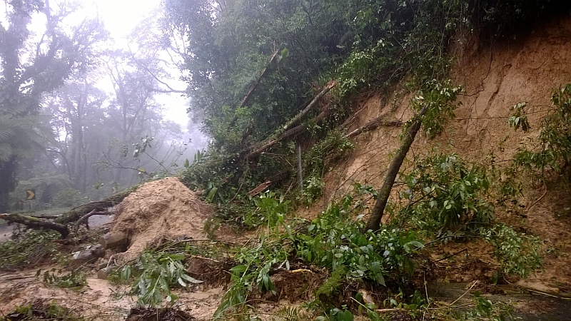 Queda de barreira no quilômetro oito não teria danificado as pistas, mas detritos restringiram a passagem em mais um ponto da estrada | Aniele Nascimento / Agência de Notícias Gazeta do Povo