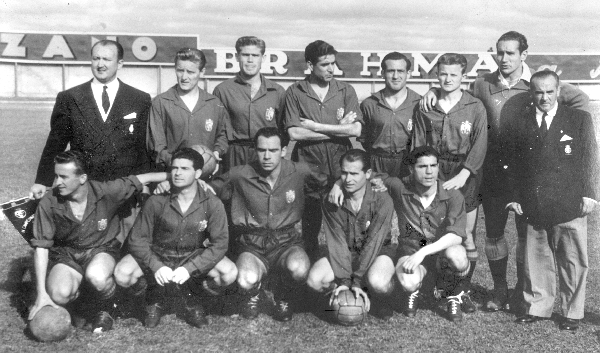 Esta fotografia, feita em 1950, mostra a seleção da Espanha, que disputou a Copa daquele ano em Curitiba, no Estádio Durival de Britto | Acervo Cid Destefani