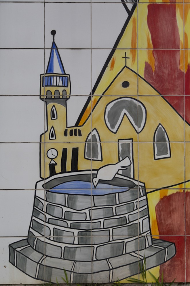 Mural de azulejos na caixa dágua da Sanepar no Alto da Rua XV |