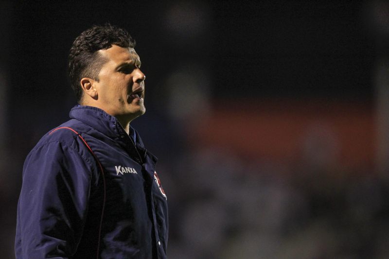 O técnico Claudinei Oliveira durante o empate entre Paraná e Ponte Preta | Hugo Harada / Gazeta do Povo