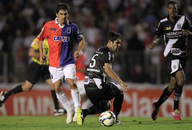 Lúcio Flávio passa pela marcação de Adilson Goiano no empate entre Paraná e Ponte | Hugo Harada / Gazeta do Povo
