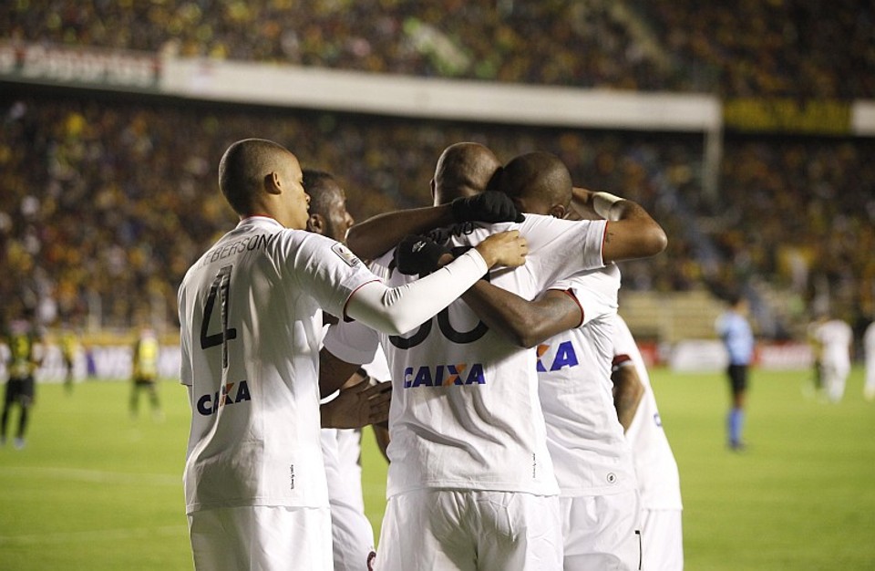 Adriano é abraçado pelos companheiros ao marcar seu único gol pelo Atlético: passagem durou pouco mais de quatro meses | Hugo Harada / Gazeta do Povo, enviado especial a La Paz