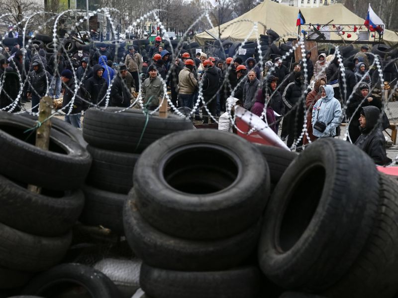 Ativistas pró-russos fazem barricadas em posições estratégicas de Donetsk, no lesta da Ucrânia | REUTERS/Gleb Garanich