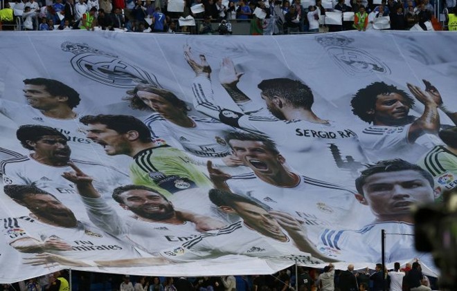 Bandeirão com jogadores do Real Madrid é estendido na partida com o Bayern de Munique |