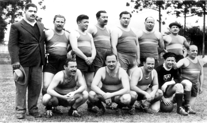 Time de gordos em pose de atletas no campo do Atlético. Foto dos meados de 1940 |