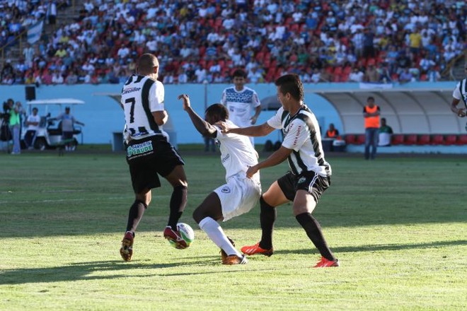 Bola disputada no meio-campo. Partida teve boa movimentação | 