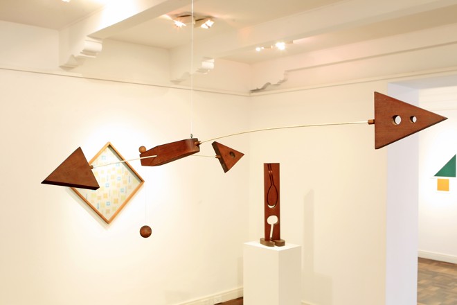 Mobiles dos anos 1950 integram a individual na Simões de Assis Galeria | 