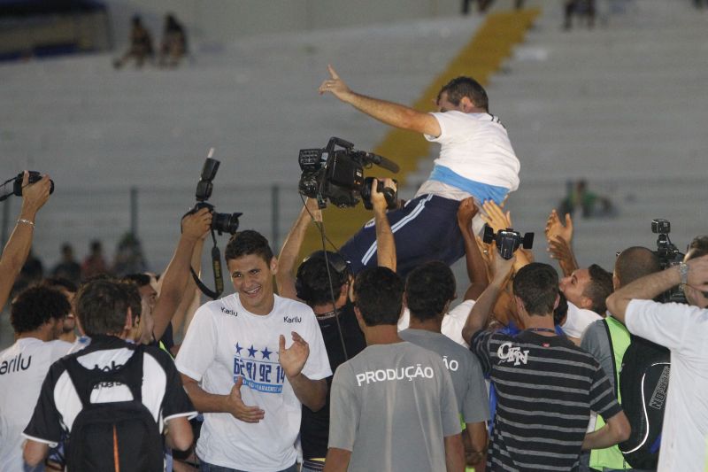 Técnico Cláudio Tencati é jogado para o alto na comemoração do título do Londrina | Felipe Rosa / Gazeta do Povo