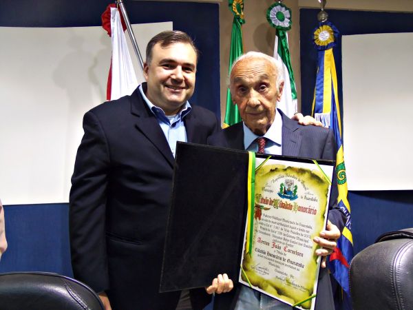 O deputado Ney Leprevost esteve anteontem na solenidade da Câmara Municipal de Guaratuba que homenageou, com o título de cidadão honorário da cidade, o arquiteto Ayrton Lolô Cornelsen | Rodrigo França