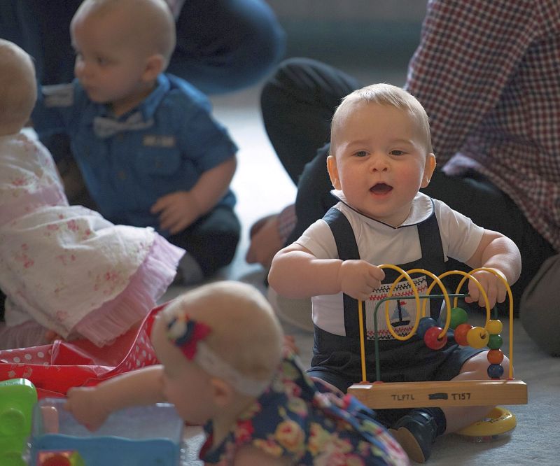 Príncipe George, filho de William e Kate, brinca durante viagem à Nova Zelândia | REUTERS/Marty Melville/Pool