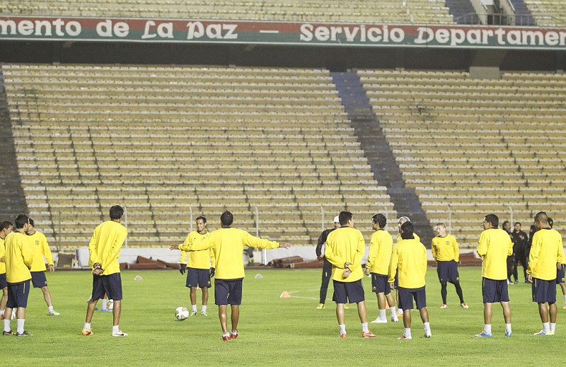 Jogadores do The Strongest fizeram reconhecimento no gramado do Hernando Siles | Hugo Harada / Gazeta do Povo, enviado especial a La Paz