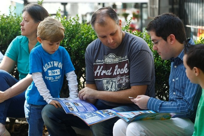 Pais e filhos vão à Praça para trocar figurinhas | 