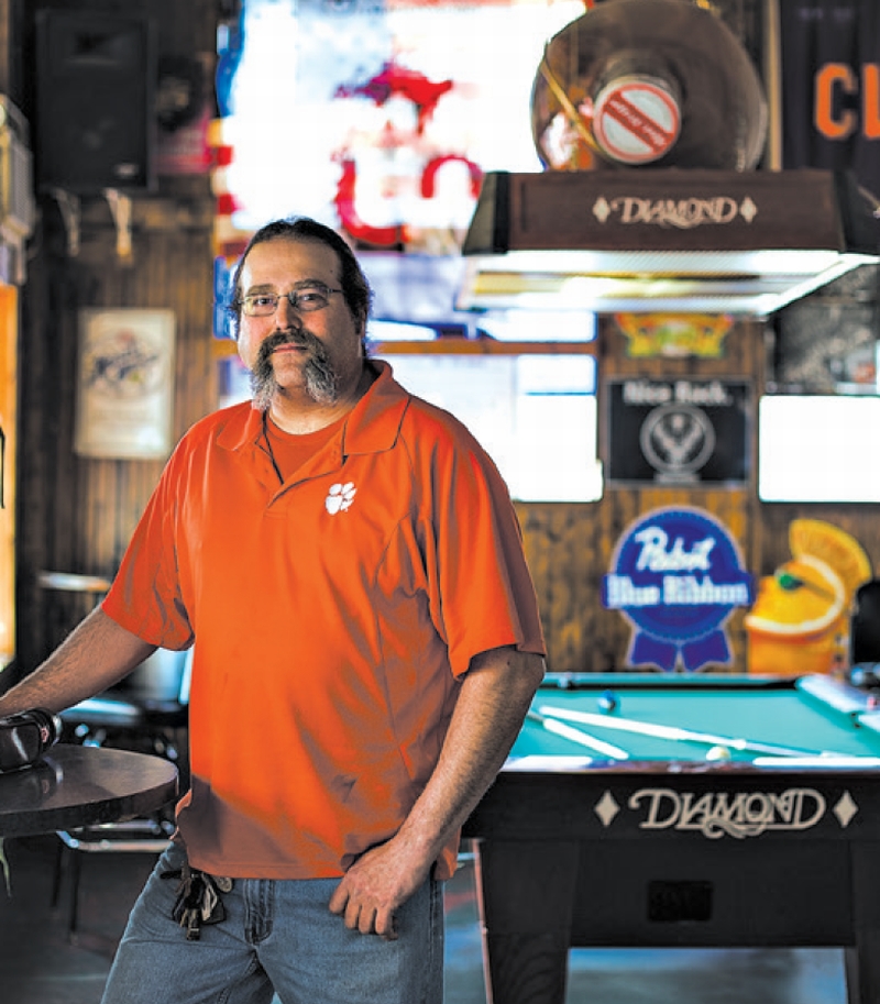Pete Matsko foi ameaçado por proibir a entrada de armas em seu pub na Carolina do Sul | mike belleme para The New York Times