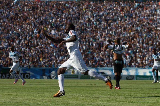 Joel comemora o gol que abriu o marcador a favor do Londrina | 