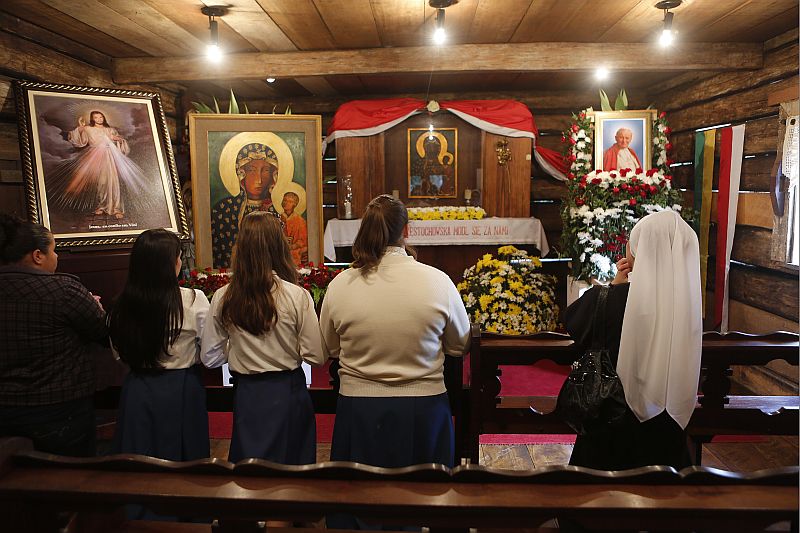 Fiéis rezam em homenagem ao papa João Paulo II no Bosque do Papa, em Curitiba | Jonathan Campos / Agência de Notícias Gazeta do Povo