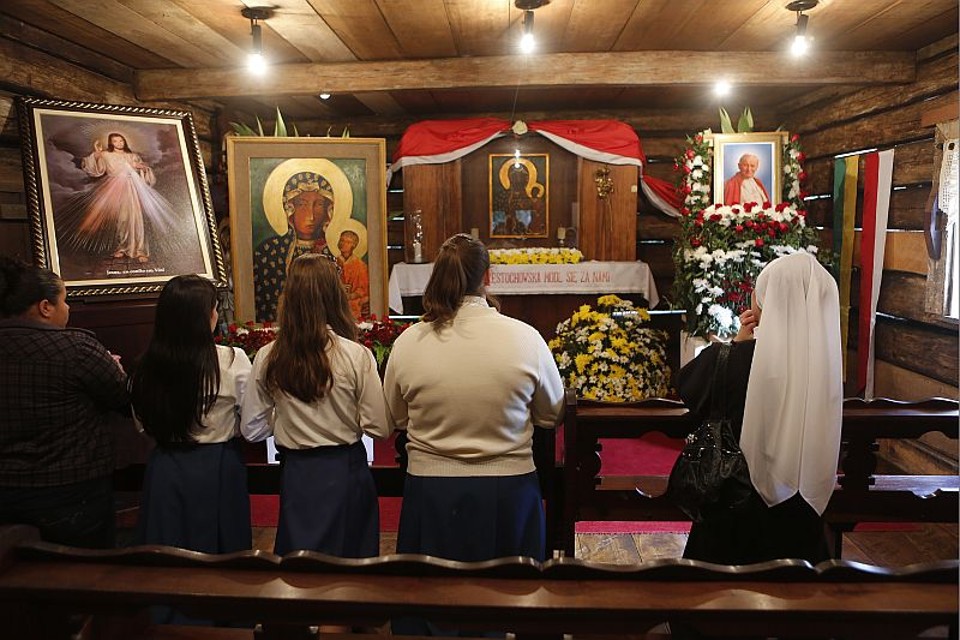 Fiéis rezam em homenagem ao papa João Paulo II no Bosque do Papa, em Curitiba | Jonathan Campos / Agência de Notícias Gazeta do Povo