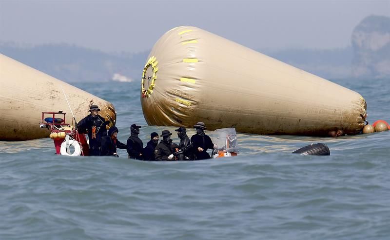 A Guarda Costeira da Coreia do Sul coordena a operação de busca e resgate dos desaparecidos | EFE/EPA/Jeon Heon-Kyun