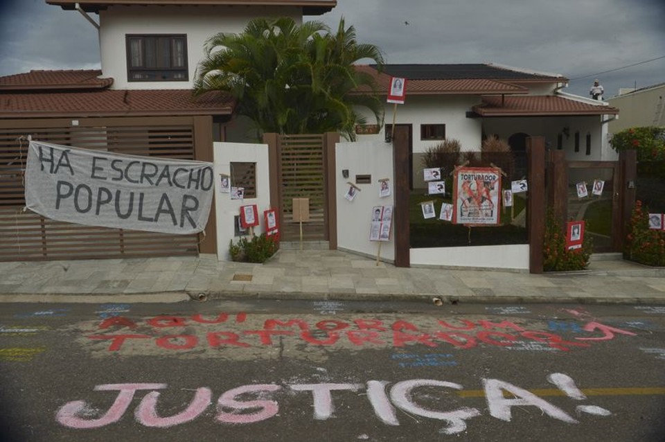 Na segunda, o MST fez um protesto em frente à casa do coronel reformado Carlos Alberto Brilhante Ustra | Fabio Rodrigues Pozzebom/Agência Brasil
