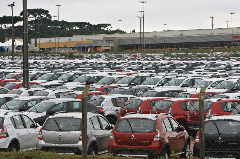Estacionamento da fábrica da Renault, em São José dos Pinhais, está abarrotado de modelos zero quilômetro à espera de compradores: estoque de veículos no país chegou a 387,1 mil em março | Ivonaldo Alexandre/ Gazeta do Povo
