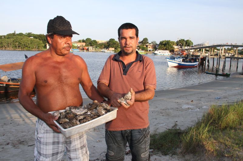 Edinei Mendes e Valdeci Costa compram ostras e mariscos em Guaraqueçaba para revender | Oswaldo Eustáquio/Gazeta do Povo