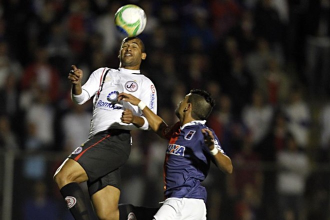 Bruno Costa, ex-Atlético, foi titular na lateral esquerda do JEC |