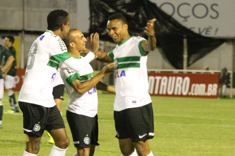 Moacir e Gil comemoram com Jajá (direita) o primeiro gol coxa-branca sobre a Caldense | Luciano Santos / Vipcomm