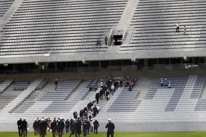 Comitiva da Fifa faz a última inspeção na Arena da Baixada nesta terça-feira, antes de o estádio ser entregue à entidade | 