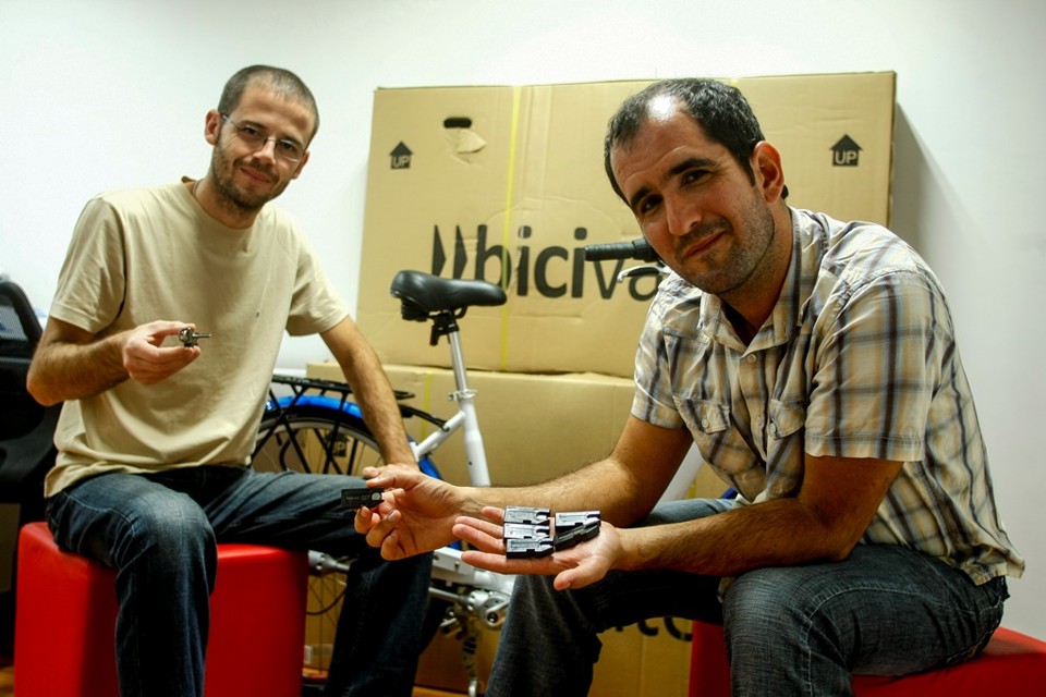Rafael Milani Medeiros e Lucas Pereira Ney mostram o sistema que desenvolveram para a Bicivates. | André Rodrigues / Gazeta do Povo