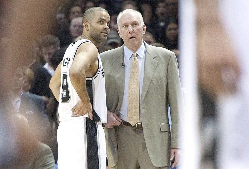 Gregg Popovich, na imagem orientando Tony Parker, tornou-se o terceiro treinador na história a receber por três vezes o prêmio de melhor da temporada da NBA | EFE