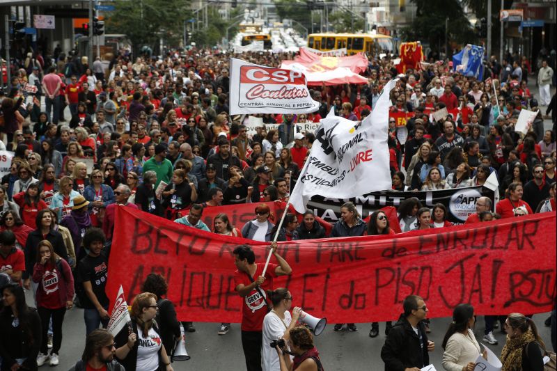Marcha reuniu mais de 10 mil professores ontem, vindos também de Santa Catarina e Rio Grande do Sul | Henry Milléo/ Gazeta do Povo