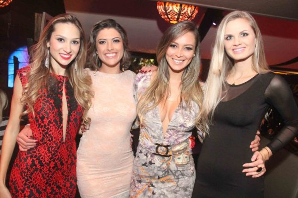 Mônica Librelato, as irmãs Viviane e Ana Martha Silva e Andressa Prass (a partir da esq.) na festa de lançamento da sétima edição da revista TAJ Mag, no último domingo, no Taj Bar. Mais de 900 pessoas passaram pelo evento, que teve apresentação da dupla Leozinho e Paciornik | Fernando Smak