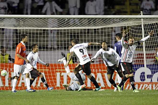 O camisa 9 Jael marcou o segundo e o terceiro do Joinville |