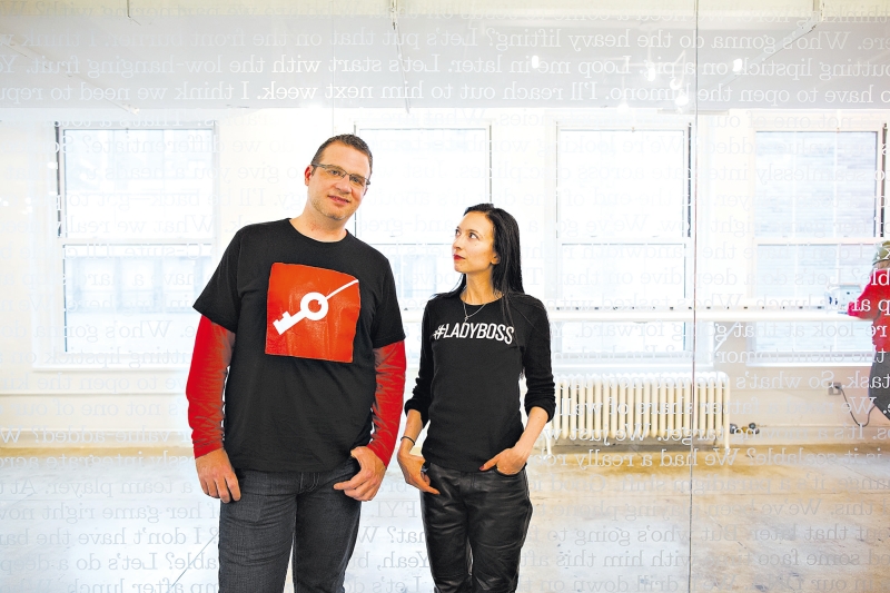 Sociedade de Pax Dickinson (à esq.) e Elissa Shevinsky ficou ameaçada depois que ele defendeu os autores de aplicativo machista | Elizabeth D. Herman/The New York Times