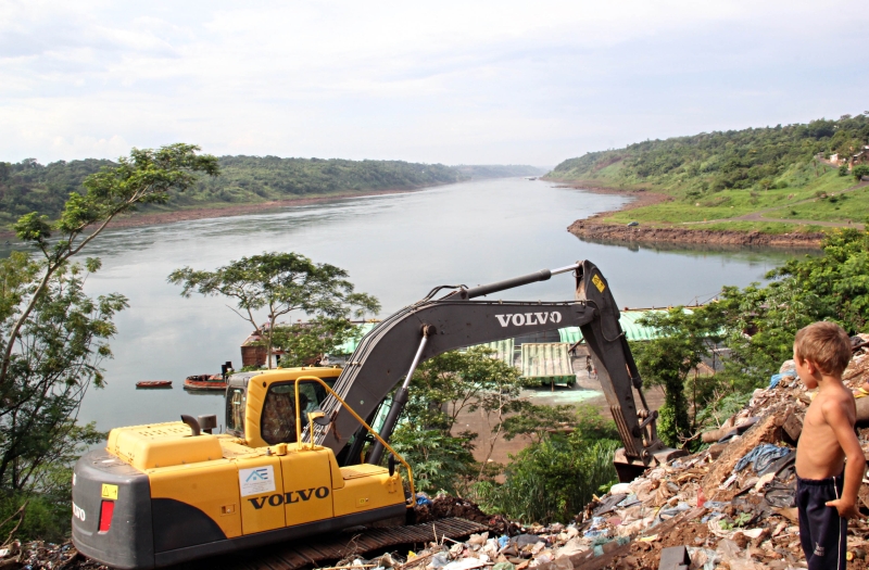 Ação na beira do Rio Paraná tira lixo do Remansito, no Paraguai | Christian Rizzi/ Gazeta do Povo
