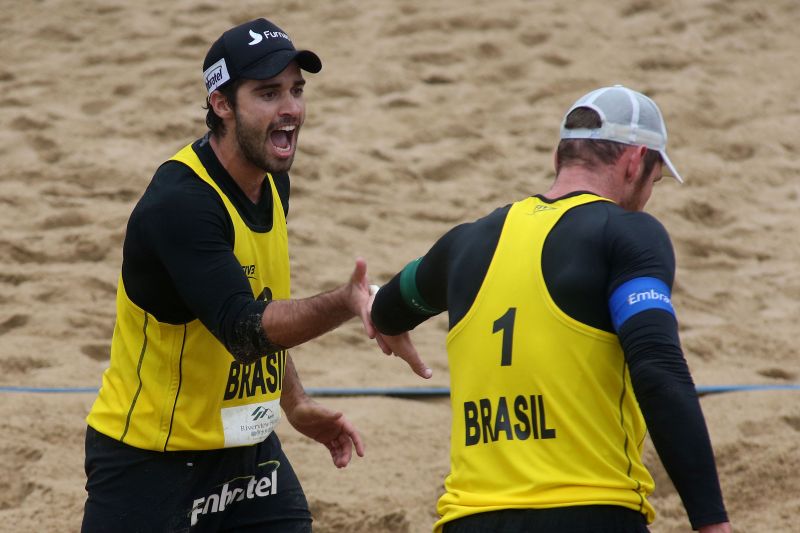 Bruno Schmidt (à esquerda) e Alison foram vice-campeões no Open de Fuzhou, na China. | Divulgação/FIVB